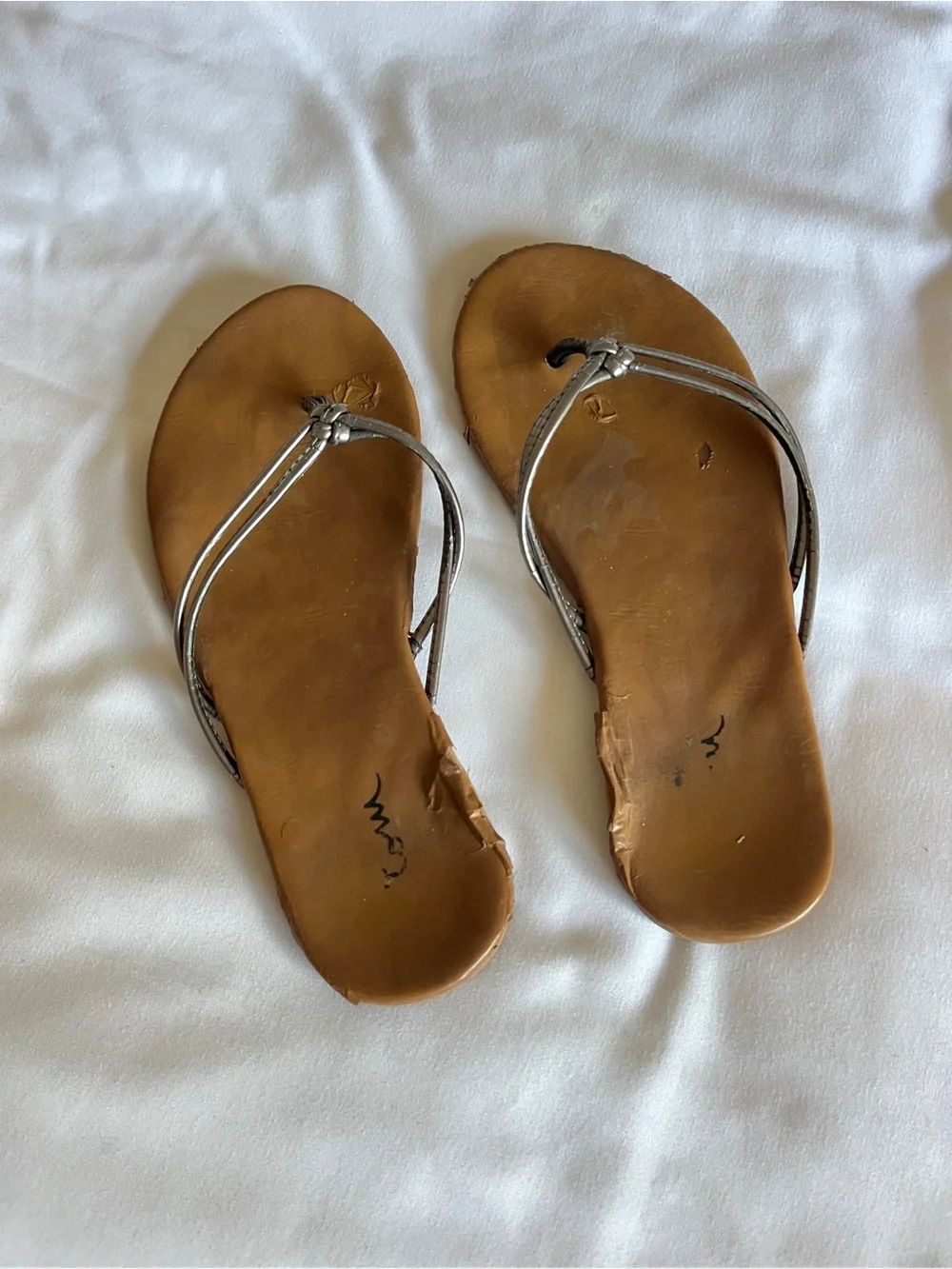 Women's Silver Metallic Strappy Sandals Flip Flops Tan Leather Footbed Size 5.5